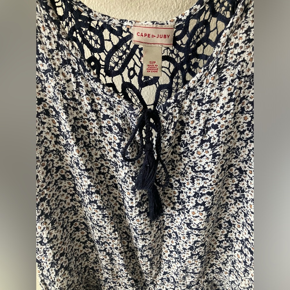 🌸 3/$15 EUC Cape juby romper - Picture 4 of 14